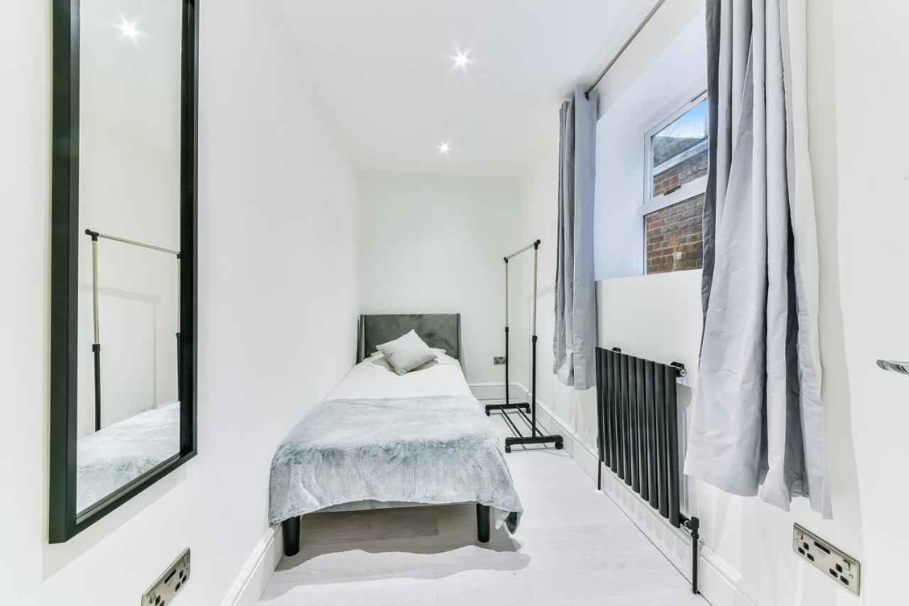 Amazing 2 Bed Apartment Clapham North Londra Esterno foto